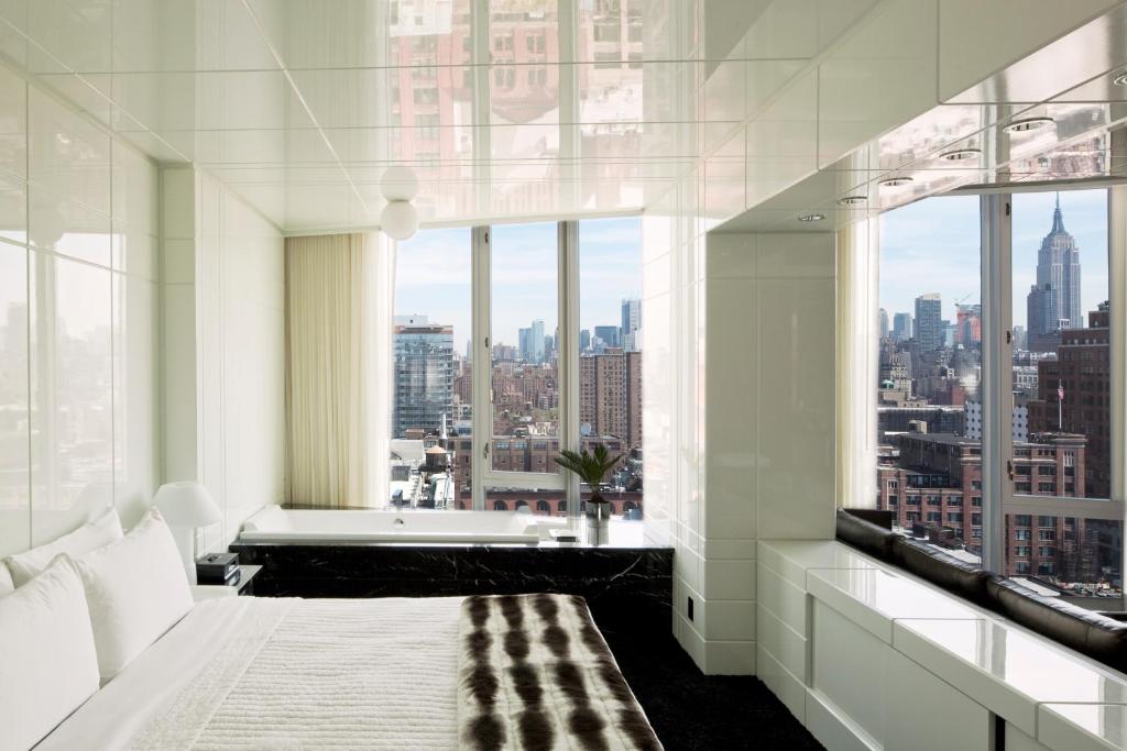 Cama ou camas em um quarto em The Standard, High Line New York