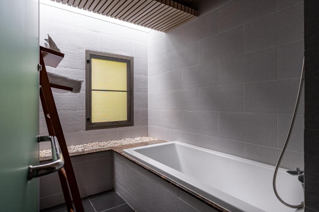 Mandarava Resort and Spa, Karon Beach - 17