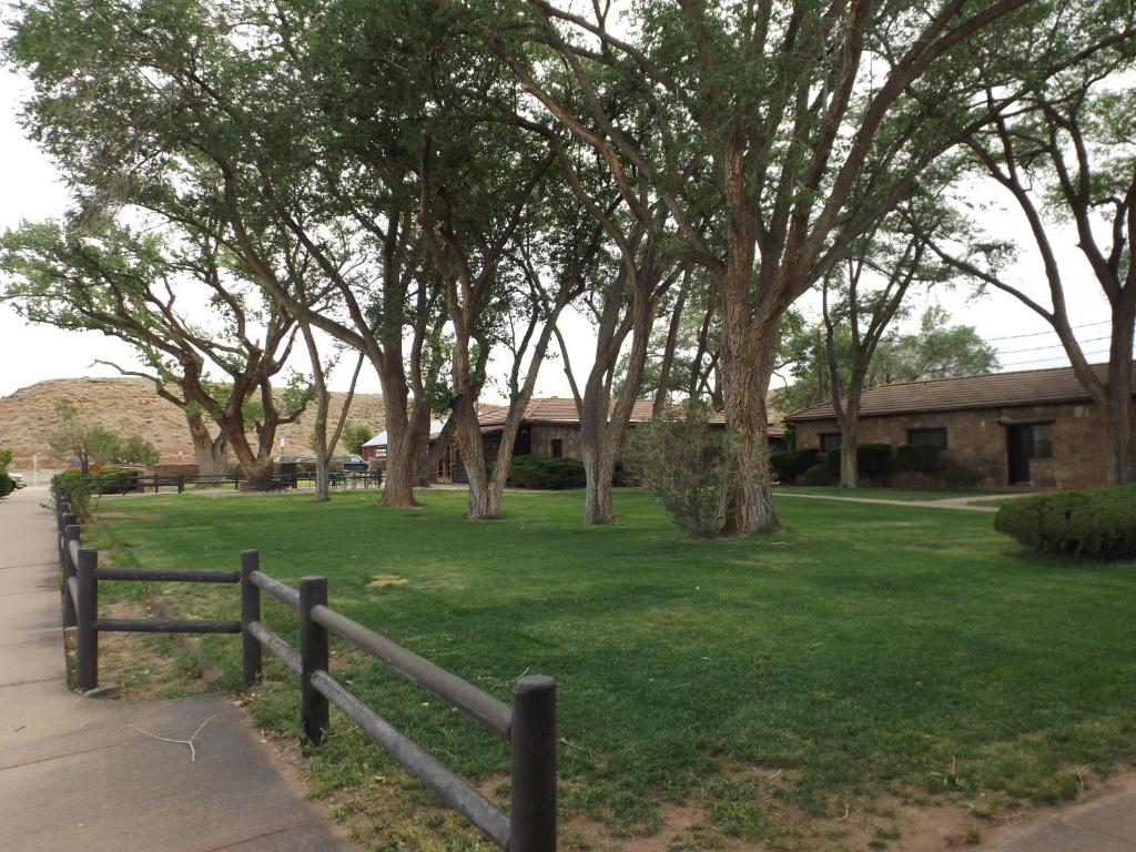 Ein Garten an der Unterkunft Thunderbird Lodge