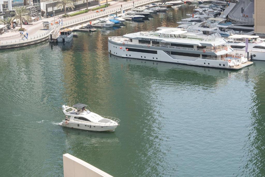 Fotografie z fotogalerie ubytování Comfortable 1BR with Amazing Views Perfect for 4! v Dubaji