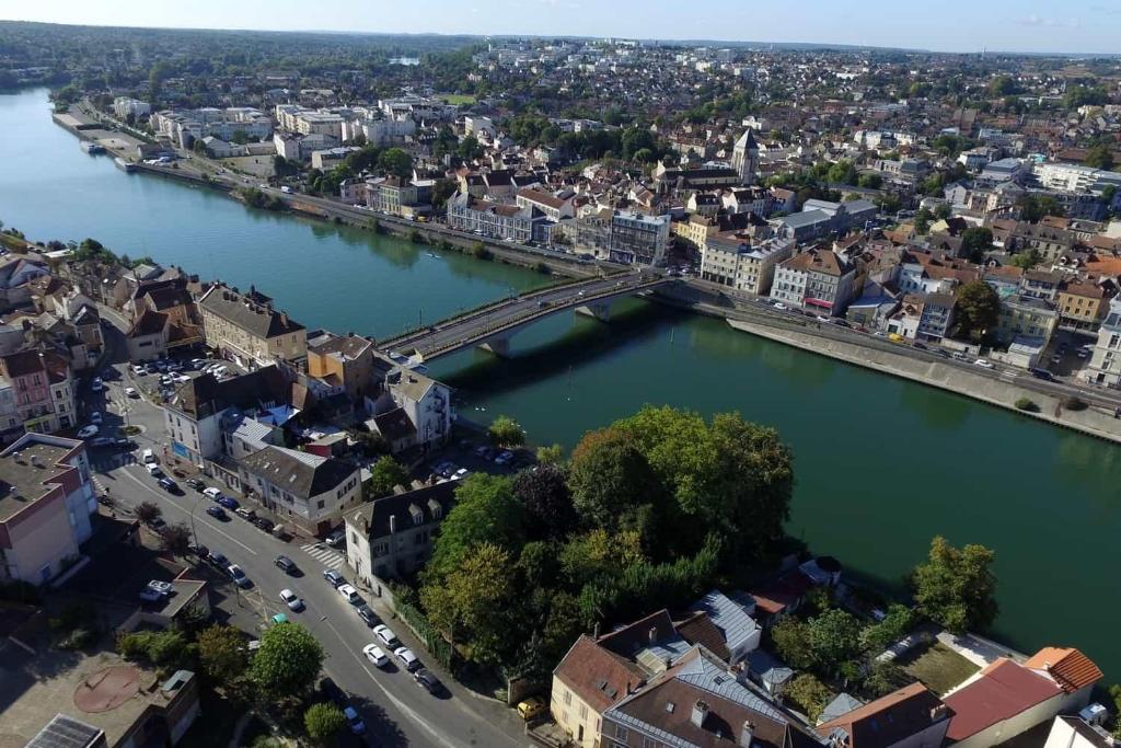 une vue aérienne d'une ville avec une rivière dans l'établissement Studio, à Corbeil-Essonnes
