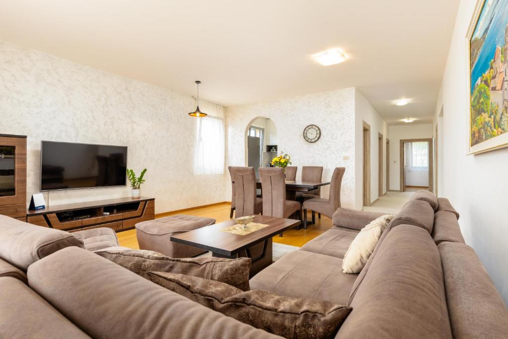 TV a/nebo společenská místnost v ubytování Apart hotel M S KATUNJANIN