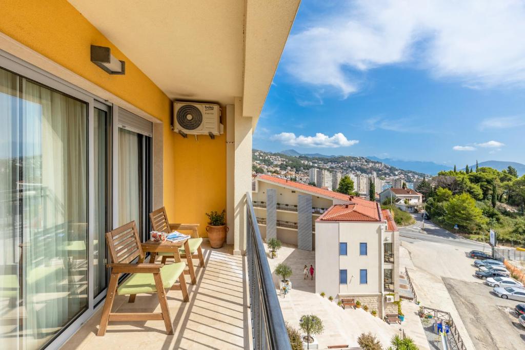 Balkón nebo terasa v ubytování Apart hotel M S KATUNJANIN