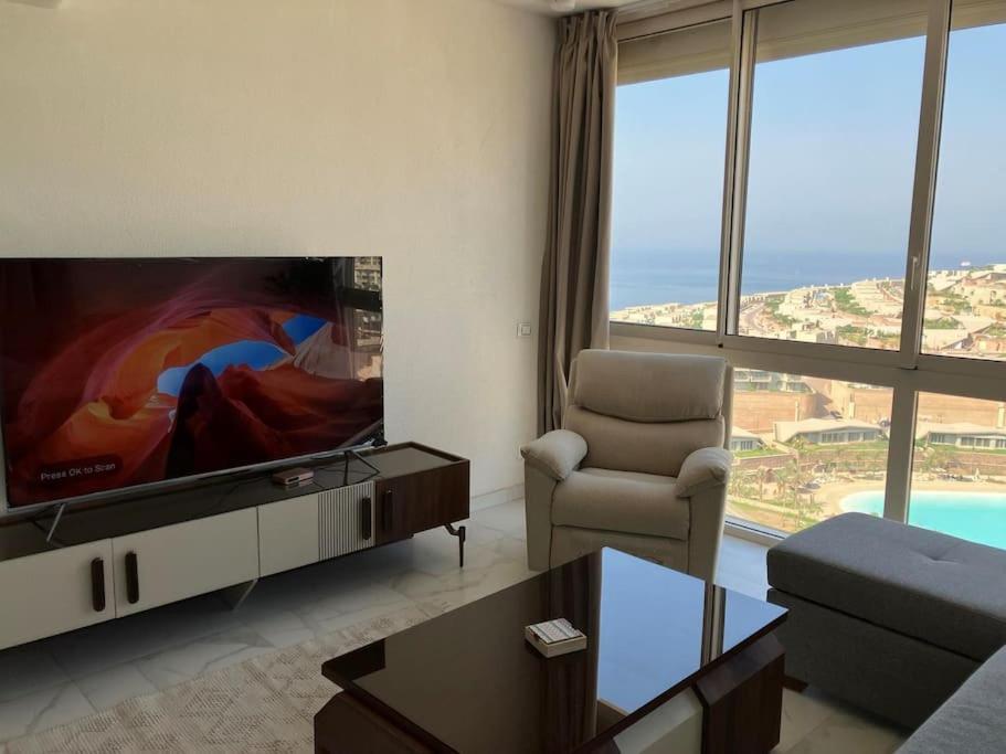 TV a/nebo společenská místnost v ubytování Il Monte Galala Modern Comfy 3BR Apartment wt' exceptional skyline views!
