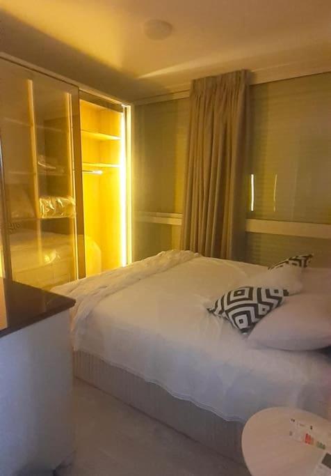 Postel nebo postele na pokoji v ubytování Il Monte Galala Modern Comfy 3BR Apartment wt' exceptional skyline views!