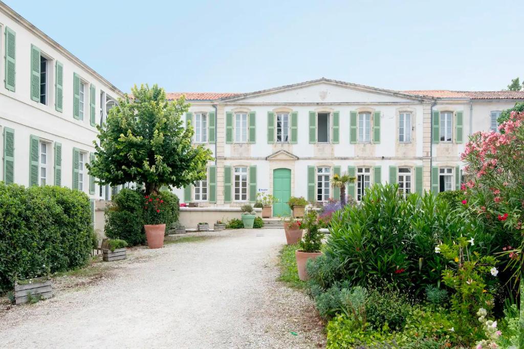 a row of houses with plants and flowers at Appartement terrasse centre Saint Martin in Saint-Martin-de-Ré