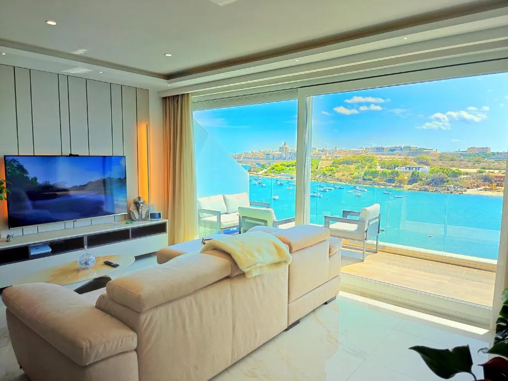 Luxury Living - Seafront Haven in Sliema - Malta