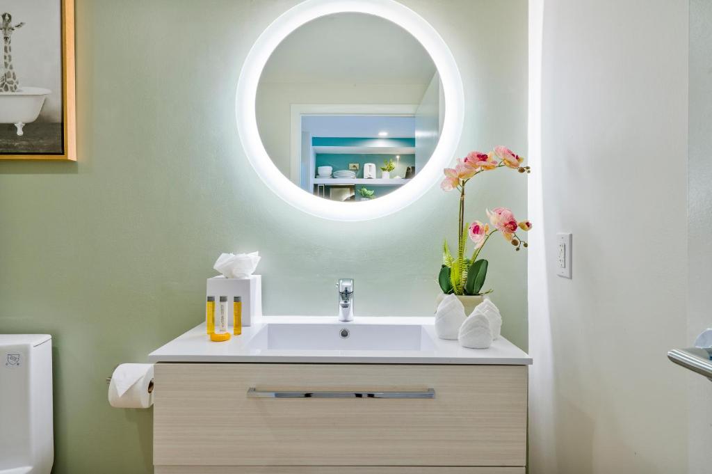 Residences by Miami Vacation Rentals - Deluxe Queen Studio