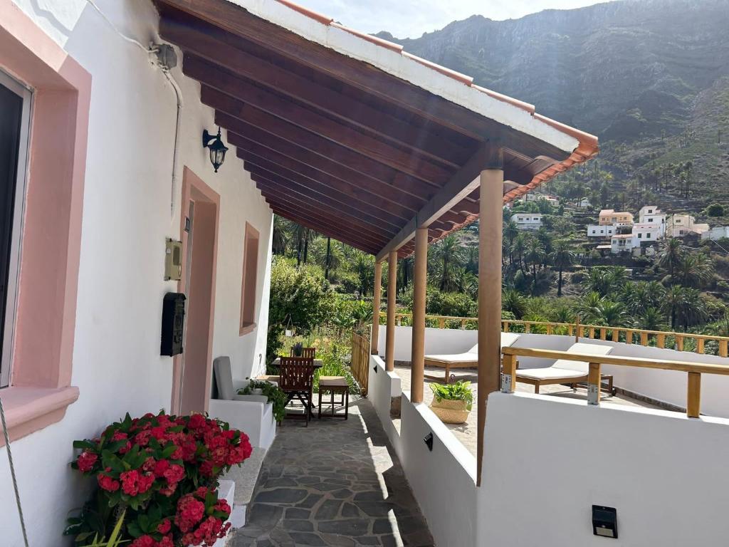 a balcony of a house with a table and flowers at Casa Orone in Valle Gran Rey