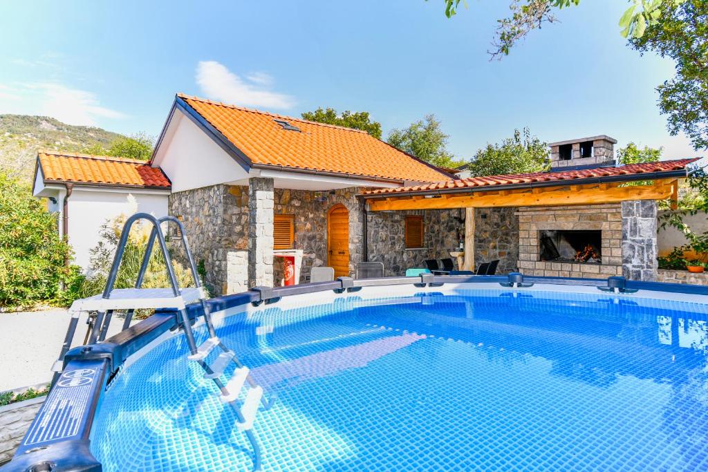 Bazén v ubytovaní Apartman Lavanda sa bazenom i okućnicom 4* alebo v jeho blízkosti