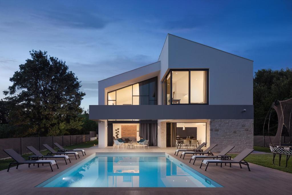 Πισίνα στο ή κοντά στο Luxury Villa Atria near Pula for 10 people with children playground & heated pool