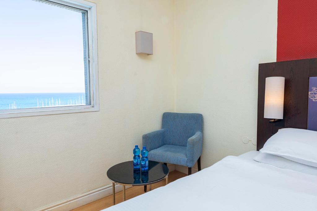 Postel nebo postele na pokoji v ubytování Hotel Basel Tel-Aviv