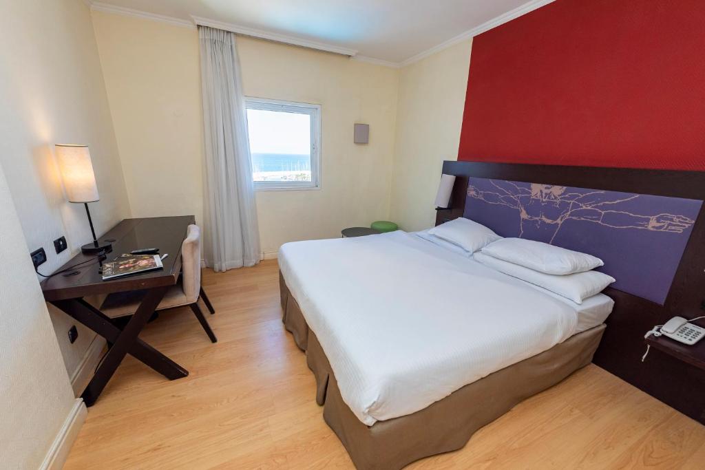 Postel nebo postele na pokoji v ubytování Hotel Basel Tel-Aviv