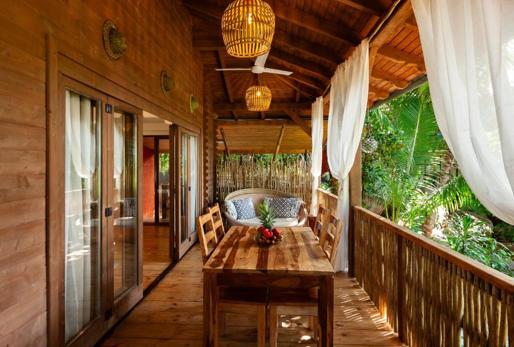 Imagine din galeria proprietății La Pointe Beach Huts în Anse Possession