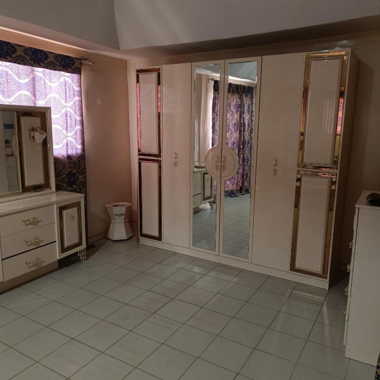 ein Badezimmer mit Toilette und Glastür in der Unterkunft Zen Horizon in Grand Médina