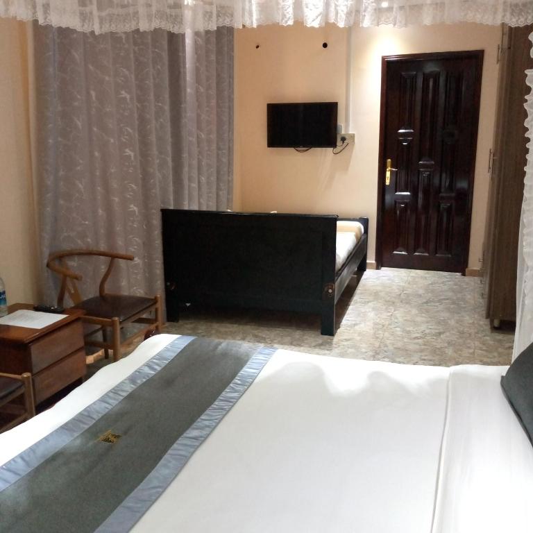 TV a/nebo společenská místnost v ubytování HOTEL ZEPTAN