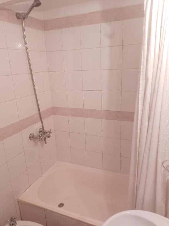 Et badeværelse på Departamento cerca de todo