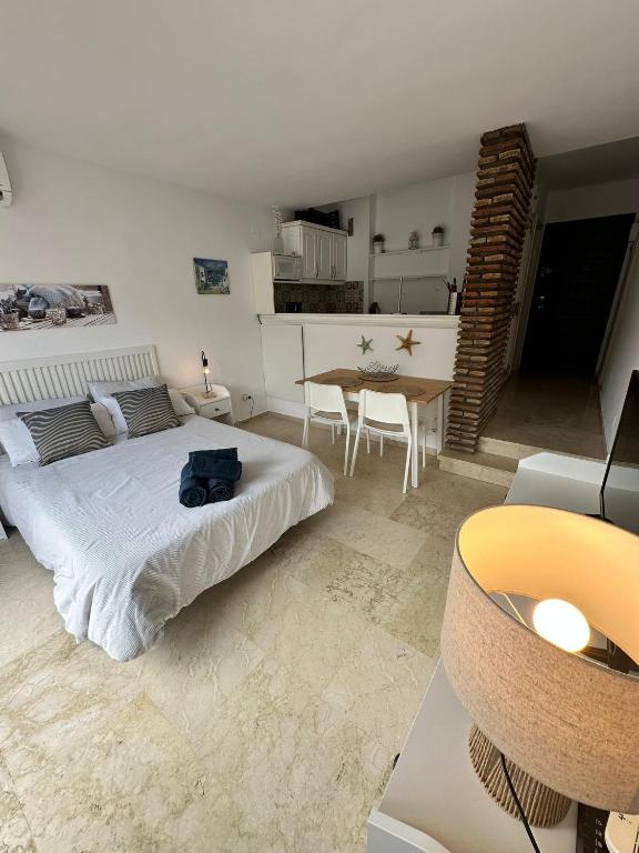 A bed or beds in a room at Benavista Studio