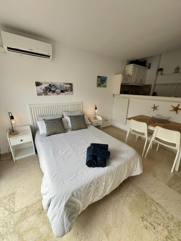 A bed or beds in a room at Benavista Studio