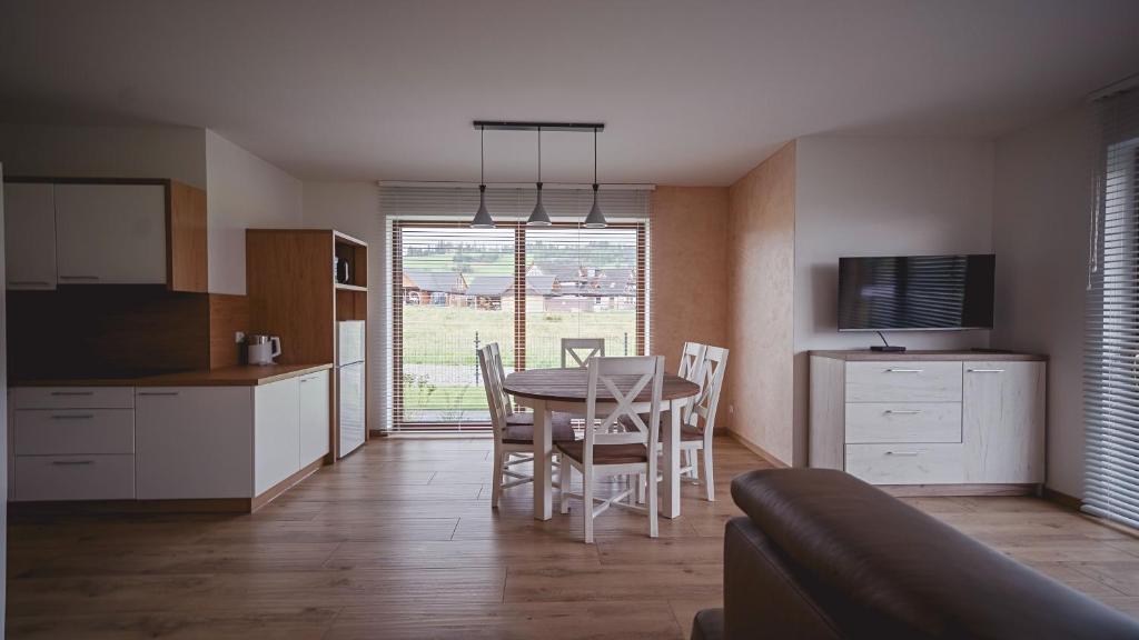 Kuchyň nebo kuchyňský kout v ubytování Apartamenty Sun & Snow Kaniówka