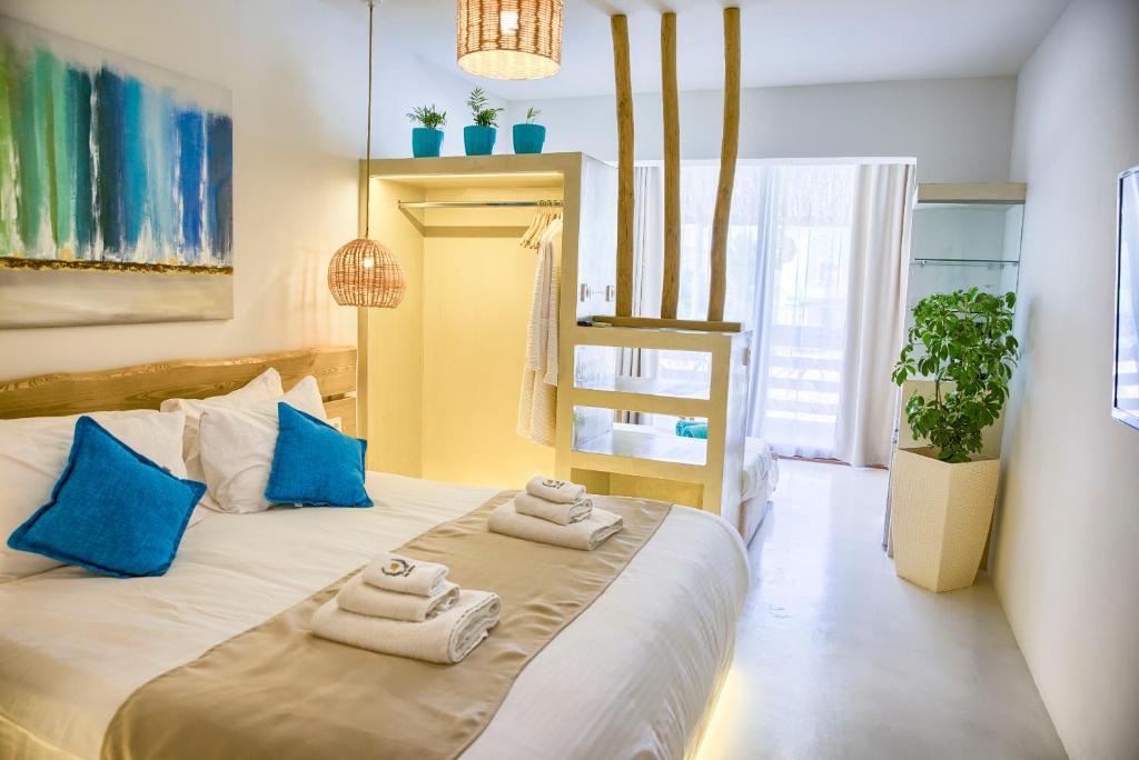 Postel nebo postele na pokoji v ubytování Alia Suites and Spa