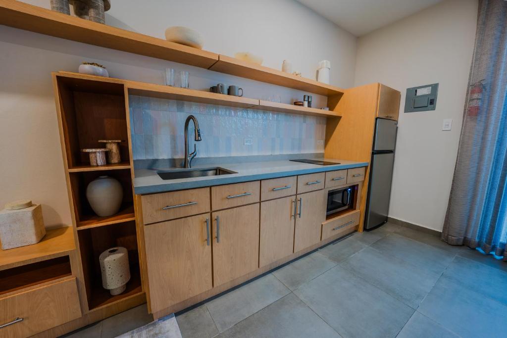 Kuchyň nebo kuchyňský kout v ubytování Casa Loba Luxe Unit 2 with private pool and garden