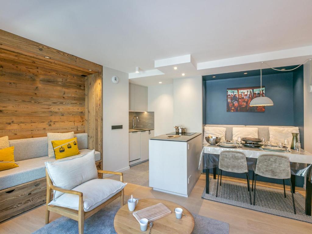 Il dispose d'une cuisine et d'un salon avec une table et un canapé. dans l'établissement Appartement de standing avec garage, wifi et terrasse au pied des pistes à Val-d'Isère - FR-1-694-332, à Val dʼIsère