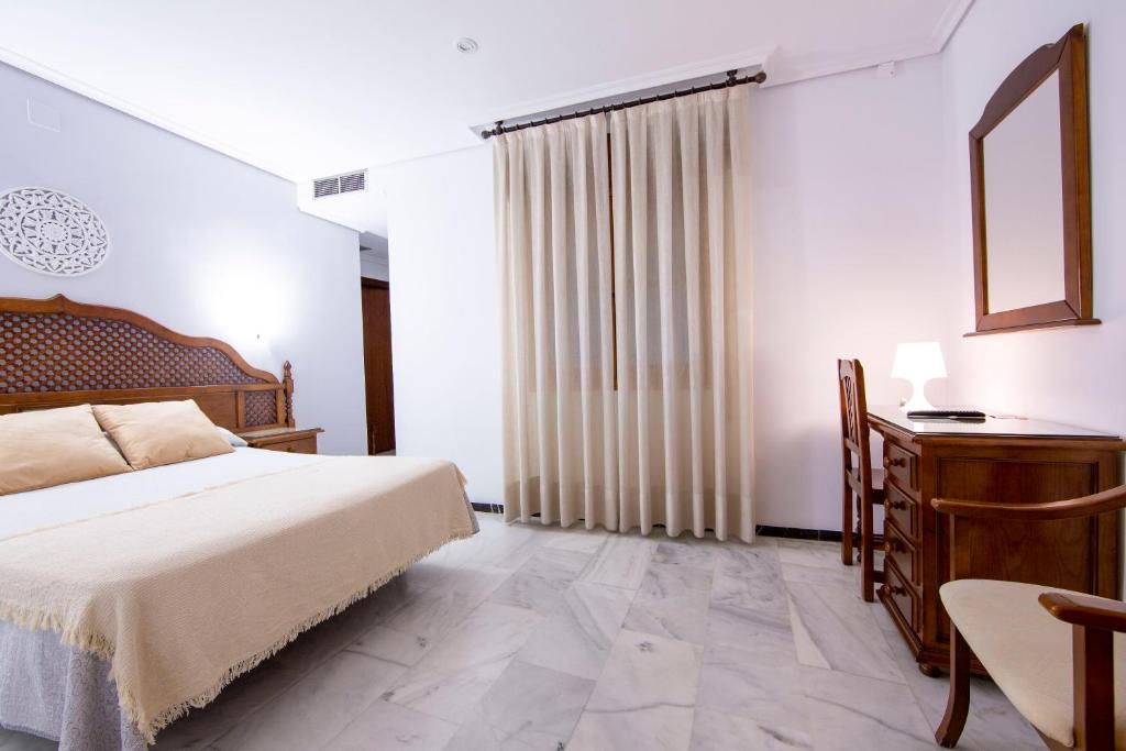Postel nebo postele na pokoji v ubytování Hotel Los Omeyas