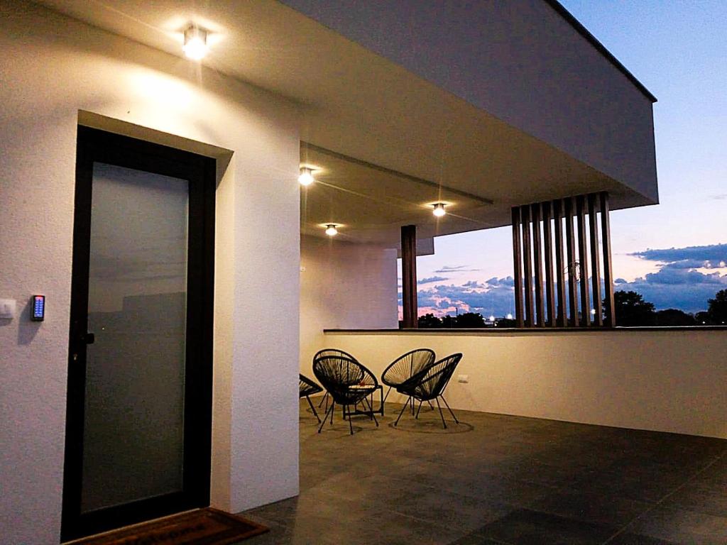 Balkón nebo terasa v ubytování Three Diamonds Residence