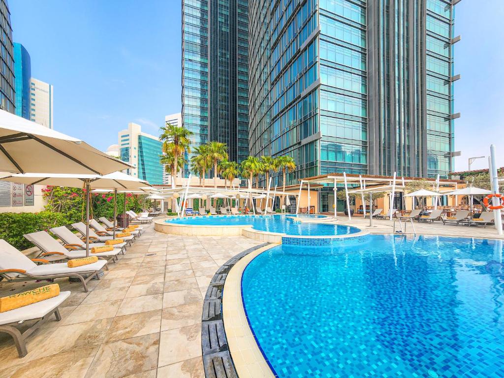 Bazén v ubytování City Centre Rotana Doha nebo v jeho okolí