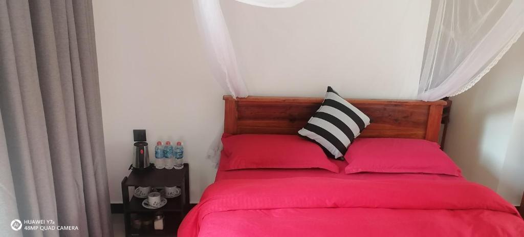 Postel nebo postele na pokoji v ubytování Isuru Homestay