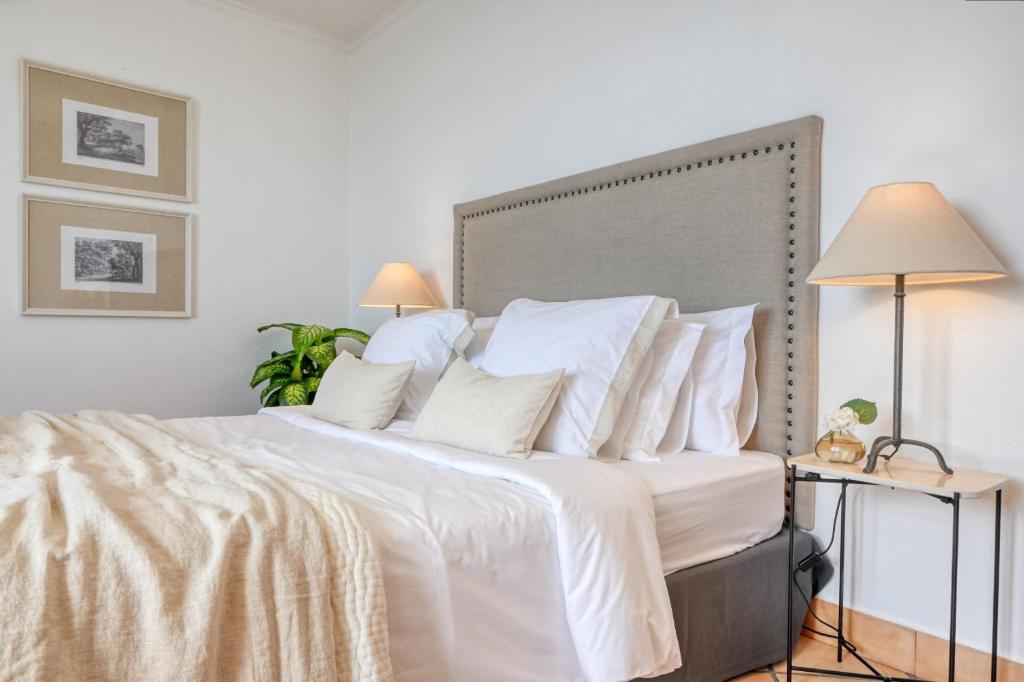 Postel nebo postele na pokoji v ubytování Clarisse's House II, a Home in Madeira