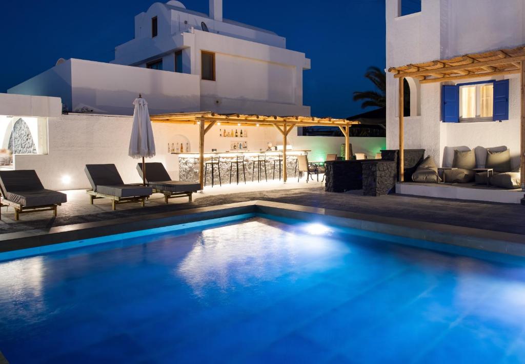 Bazén v ubytování The Noverian Bios Santorini Boutique Hotel nebo v jeho okolí