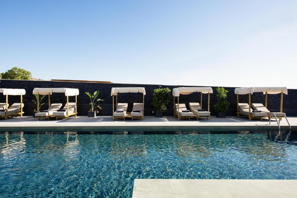 Bazén v ubytování The Noverian Bios Santorini Boutique Hotel nebo v jeho okolí