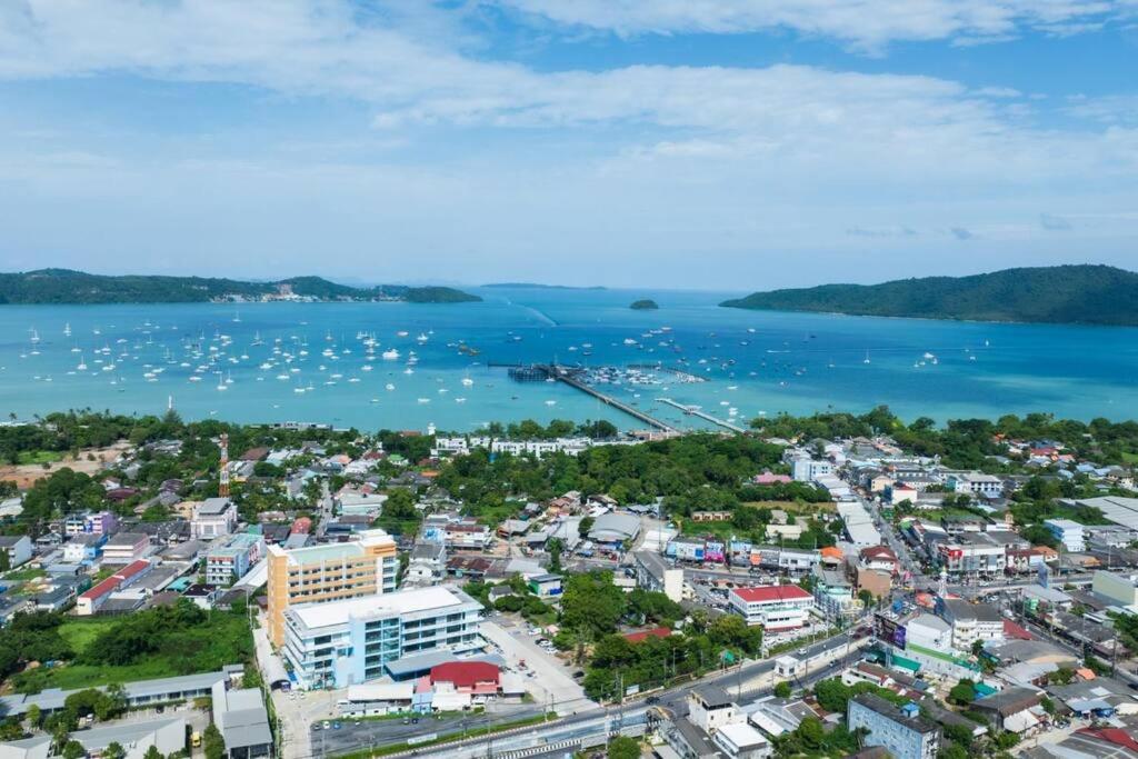 Ban KlangにあるFully Furnished Apartment - NV-622の都市と水の空中写真