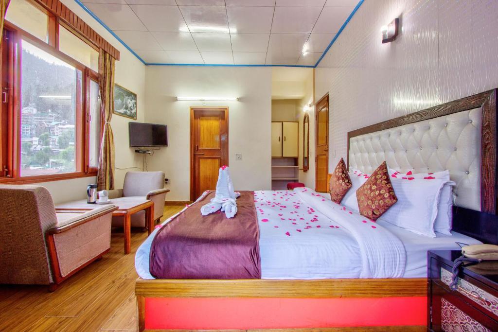 Postel nebo postele na pokoji v ubytování HOTEL ROyAL THE MALL MANALI