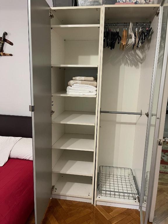 Palanda nebo palandy na pokoji v ubytování Large Double Bedroom 10 minutes to Central London