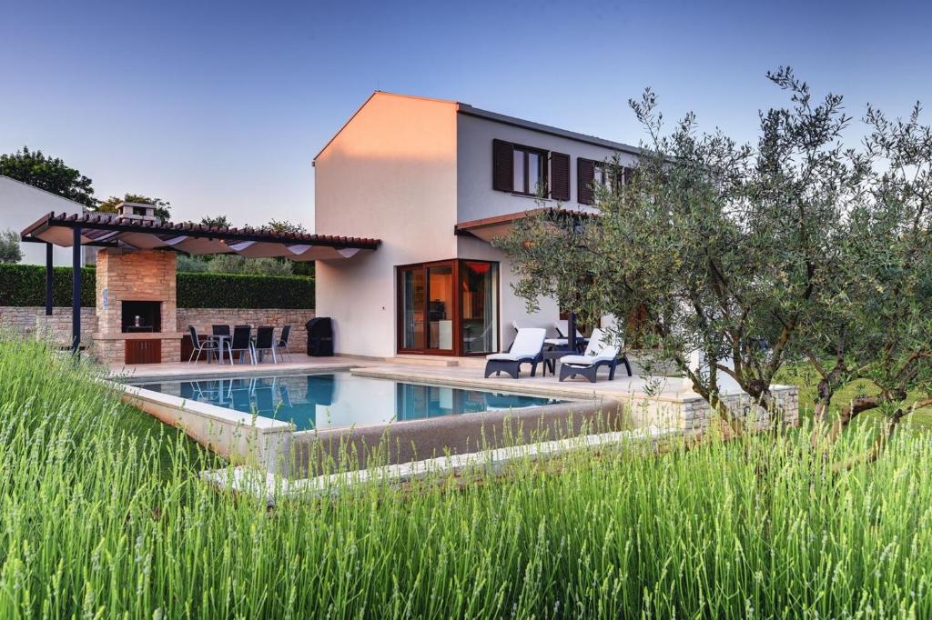 Bazén v ubytování Villa Luna Nera nebo v jeho okolí