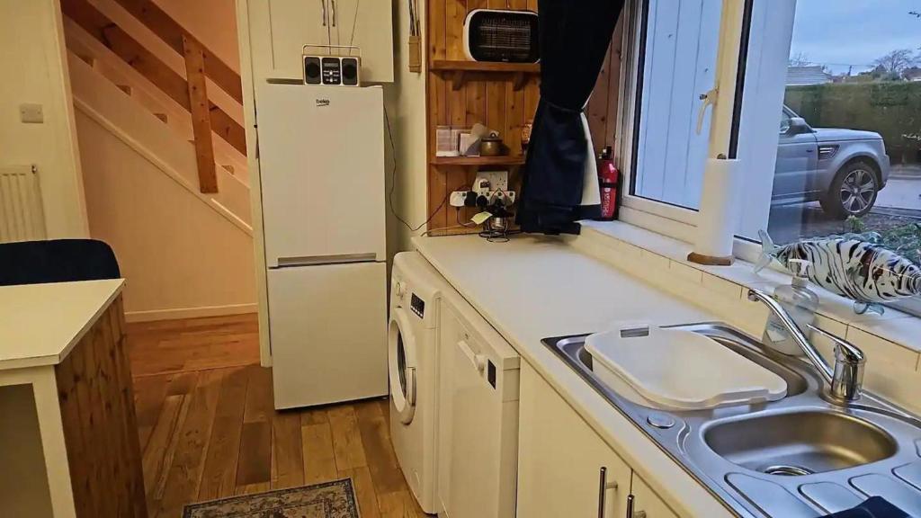Кухня или мини-кухня в Mersea Island Retreat - 4 Bedroom House
