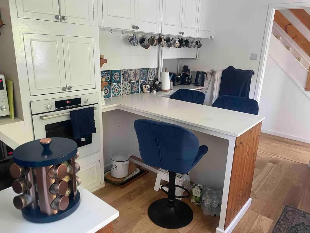 Кухня или мини-кухня в Mersea Island Retreat - 4 Bedroom House
