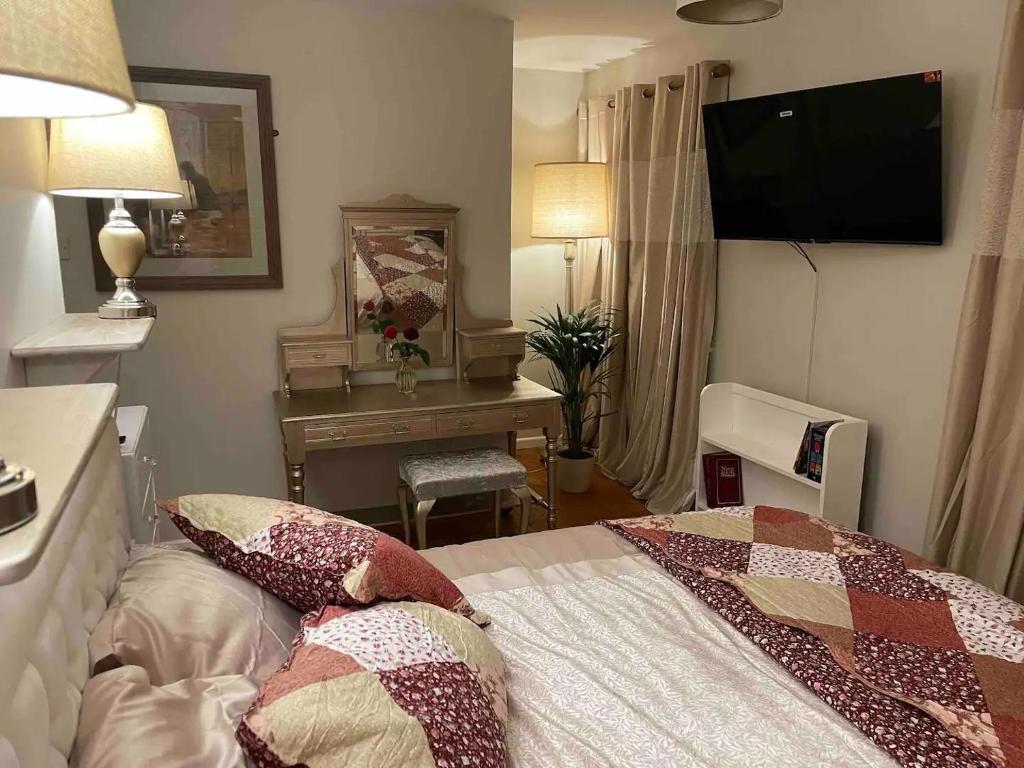 Кровать или кровати в номере Mersea Island Retreat - 4 Bedroom House