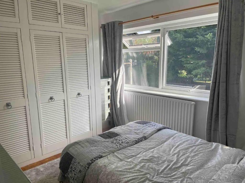 Кровать или кровати в номере Mersea Island Retreat - 4 Bedroom House