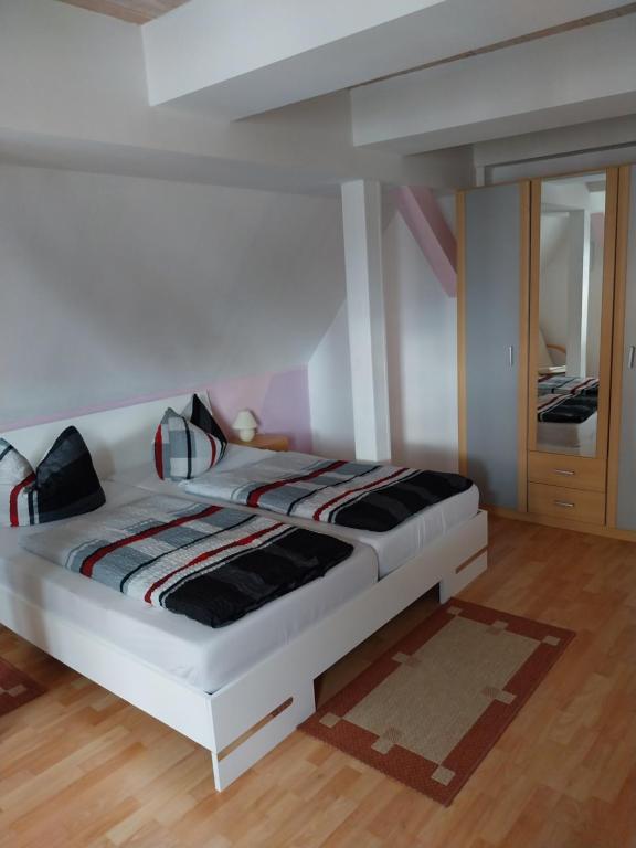 Postel nebo postele na pokoji v ubytování Tangermünde Zum S c h m u c k Giebel - Pension & FeWo