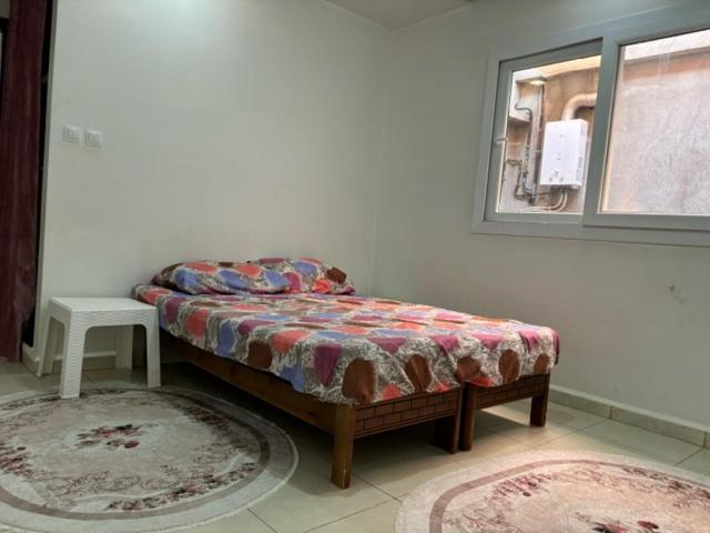 Postel nebo postele na pokoji v ubytování طابق فيلا غرفتان ومطبخ وحمام