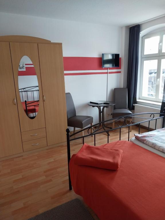 Postel nebo postele na pokoji v ubytování Tangermünde Zum S c h m u c k Giebel - Pension & FeWo