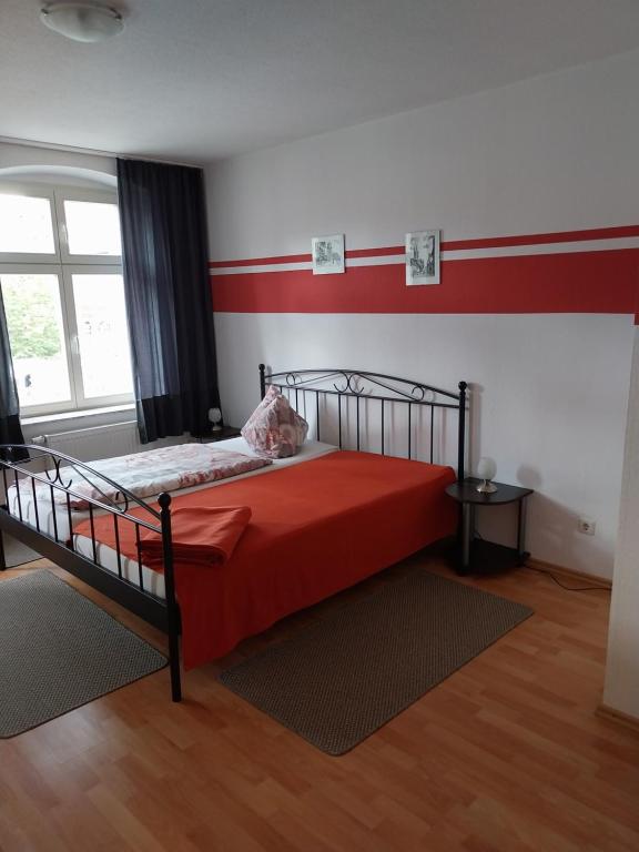 Postel nebo postele na pokoji v ubytování Tangermünde Zum S c h m u c k Giebel - Pension & FeWo