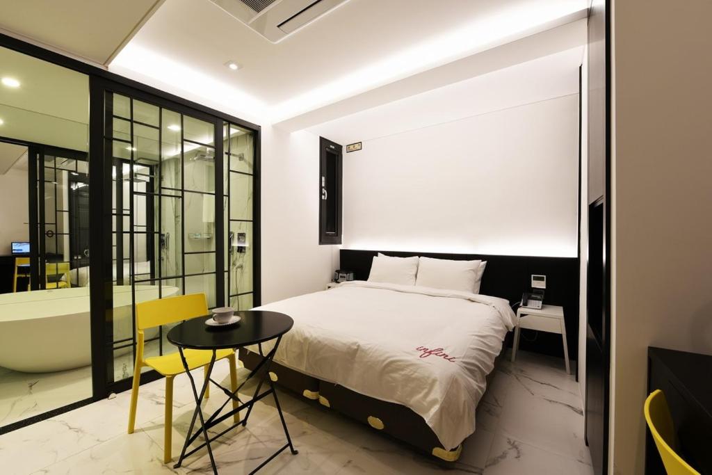 Postel nebo postele na pokoji v ubytování Hotel Infini