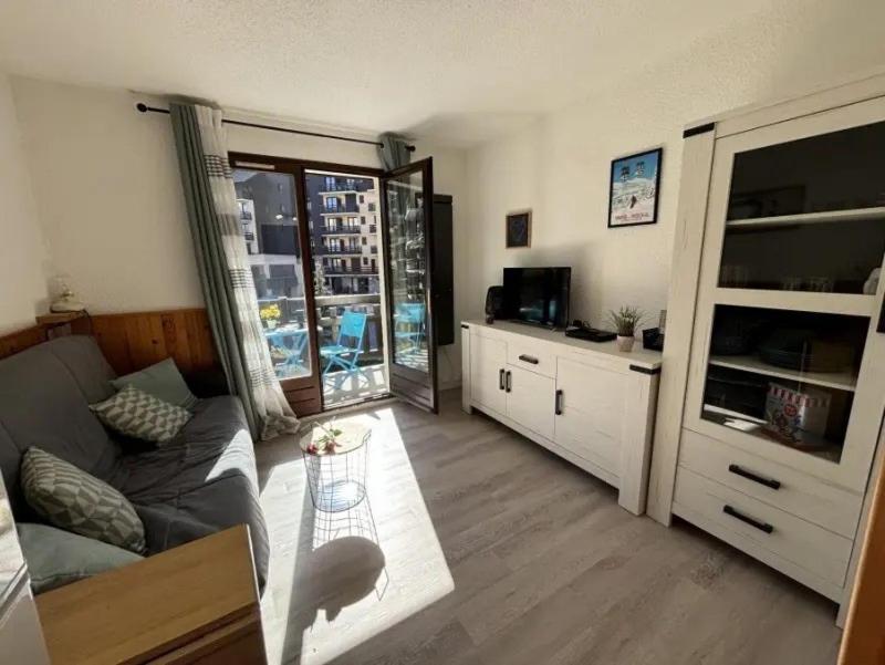 a living room with a couch and a tv at Appartement Risoul Centre station 1850 in Risoul