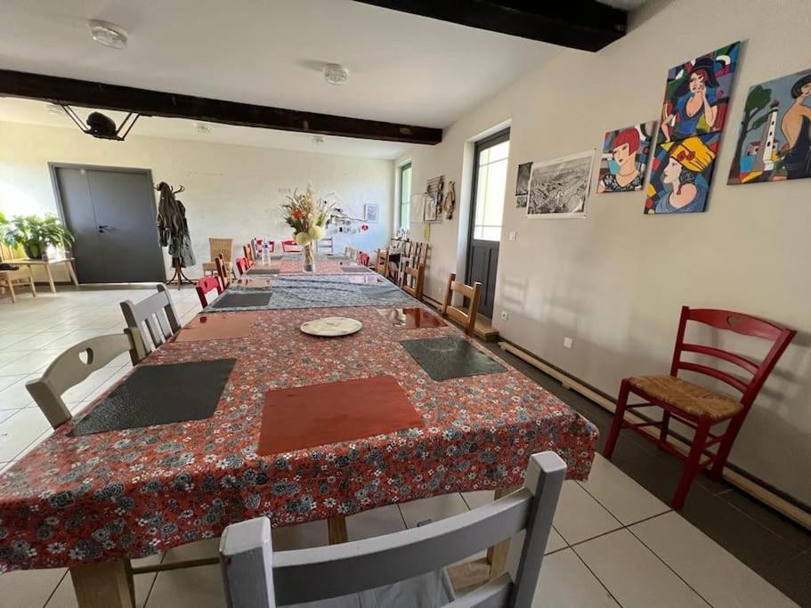 Posezení v ubytování Grand gîte sauna et bain bouillonnant 15 pers