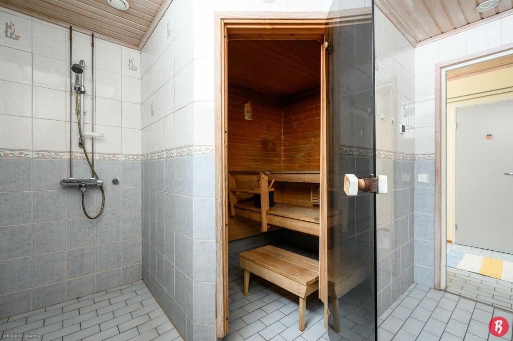 Kylpyhuone majoituspaikassa Kangaskoti